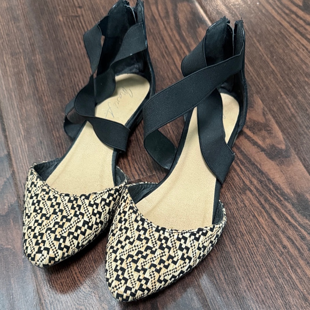 Elegant Black and Tan Flats